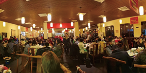 圣誕老人不僅帶來了糖果、蛋糕、還有無盡歡笑，因為他叫“水思源”